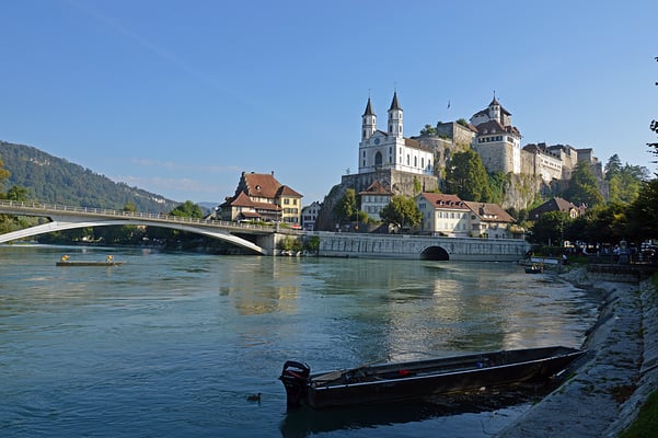 5137 /  Woche 37 / Aarburg, im Vordergrund die Aare mit der Aarewaage (Wirbel)