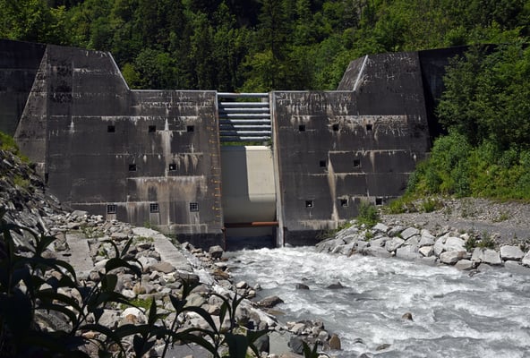 5321 / Woche 21 / Vor Bürglen UR, Geschiebesammler im Schächen