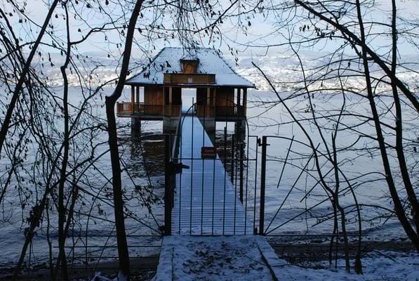 Nr. 312 / 26.12.2010 / Zürichsee, Badehaus Halbinsel Au / 3872 x 2592 / JPG Datei