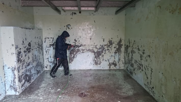 High pressure for an old painting_Action                               photo adp                                                