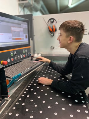 Jonas Glantschnig bei der Tischlerei Strohmeier