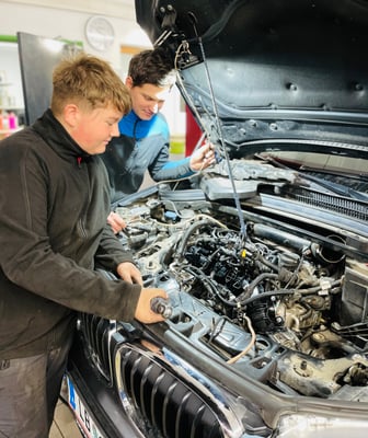 Janik Bauer bei KFZ Mack