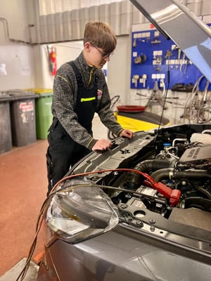 Tobias Leonhardt bei Autohaus Hermann