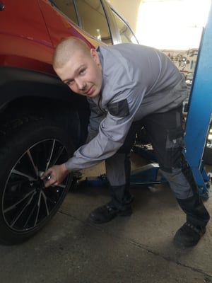 Leon Kaiser bei Willis Werkstatt