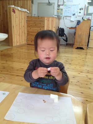 まず指に貼って・・・