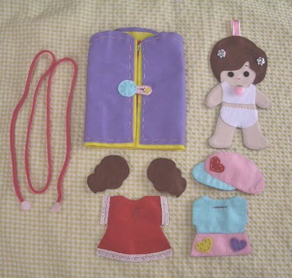 着せ替えごっこで遊びながらボタンを習得するおもちゃ