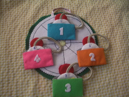 ペタペタ遊びと、かくれんぼ遊びの観覧車のフェルトおもちゃ♪