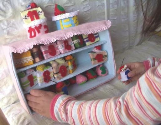 ミニケーキ屋さんごっこで覚えるカレンダー日付の知恵おもちゃ