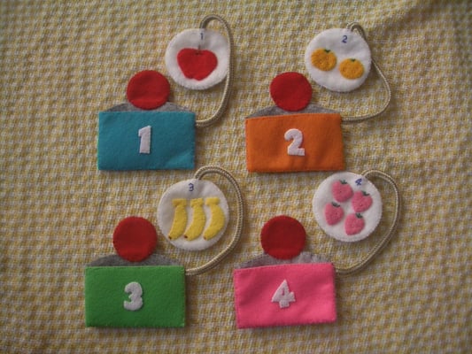 ペタペタ遊びと、かくれんぼ遊びの観覧車のフェルトおもちゃ♪