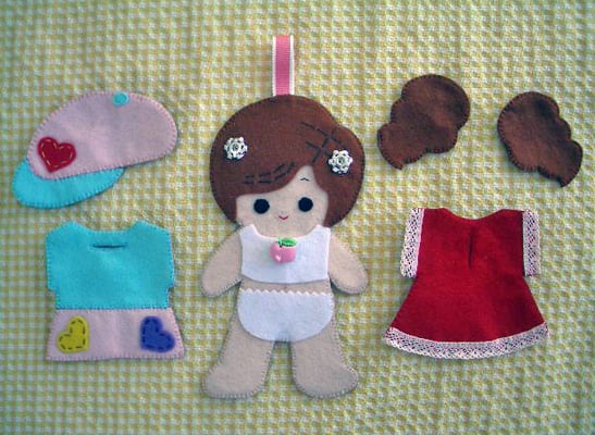 着せ替えごっこで遊びながらボタンを習得するおもちゃ