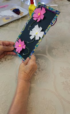 紙をねじって作るコスモス飾り