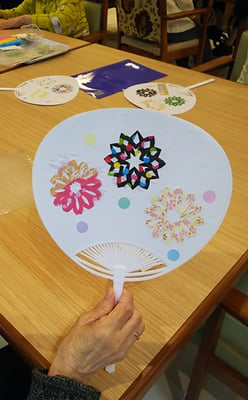 切り抜き折り紙の花火のうちわデコ