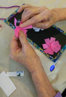 紙をねじって作るコスモス飾りコスモス飾り