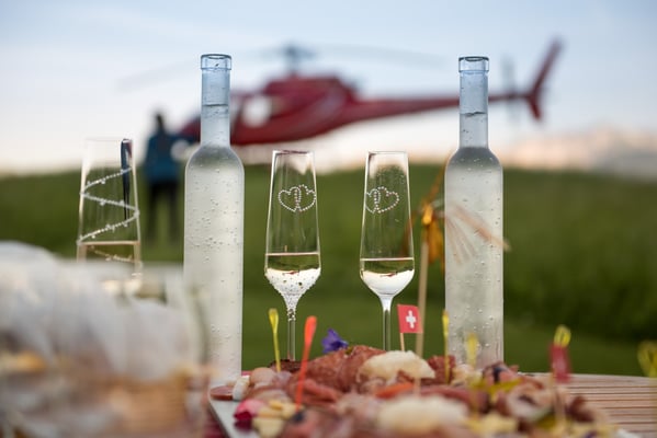 Bohemian Grace Gläser beim Helikopterflug geniessen 