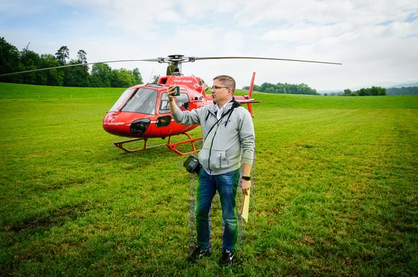 Der Chef macht ein Livevideo für Facebook