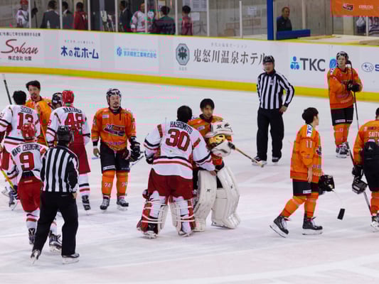 アイスバックス vs チャイナドラゴン: 勝利を喜ぶチャイナドラゴン