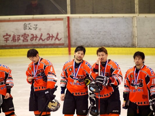 準優勝の表彰を受けるアイスバックス