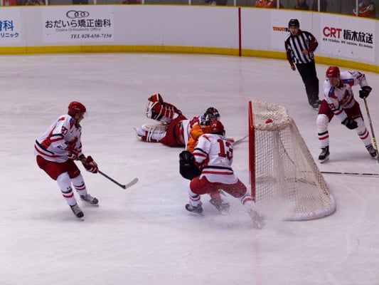 アイスバックス vs チャイナドラゴン: ディレイゴ選手がゴーリーをかわしてガラ空きのゴール前へ