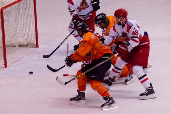 アイスバックス vs チャイナドラゴン: ボンク選手のゴール