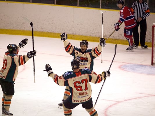 アイスバックス中居武蔵選手のゴールはパックがイレギュラーバウンドした珍しいゴール