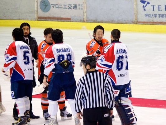 アイスバックス高橋選手とイーグルス春名選手が握手