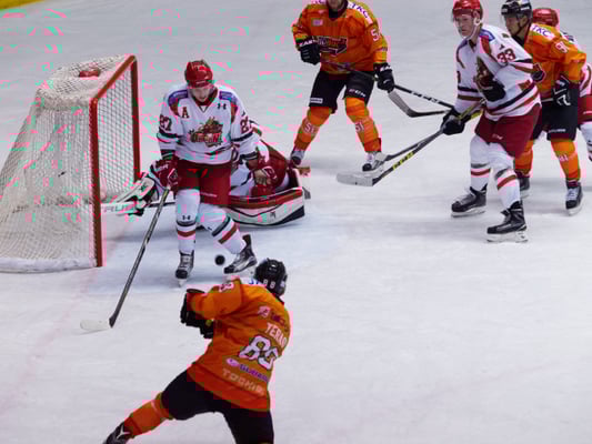 アイスバックス vs チャイナドラゴン: 寺尾選手のゴール