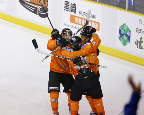 アイスバックスは、1P 2:32 FW #11 ユン ジマンが先制ゴール