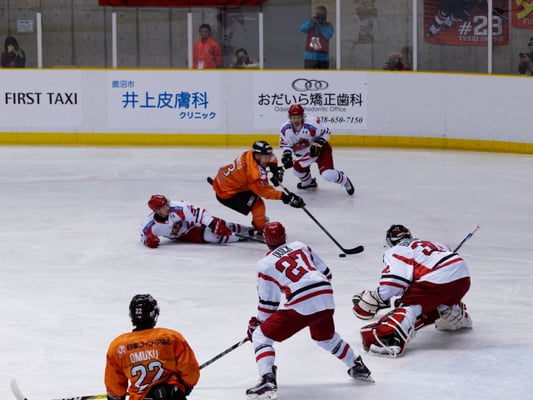 アイスバックス vs チャイナドラゴン: 岩本選手の単独突破