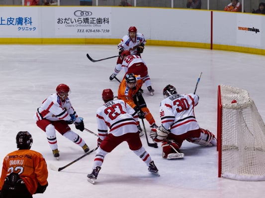 アイスバックス vs チャイナドラゴン: 岩本選手の単独突破