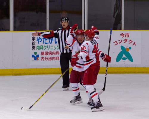 アイスバックス vs チャイナドラゴン: チェン選手の決勝ゴール