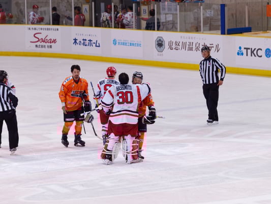 アイスバックス vs チャイナドラゴン: 勝利を喜ぶチャイナドラゴン