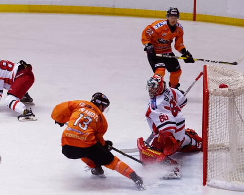 アイスバックス vs チャイナドラゴン: 岩本選手のゴール