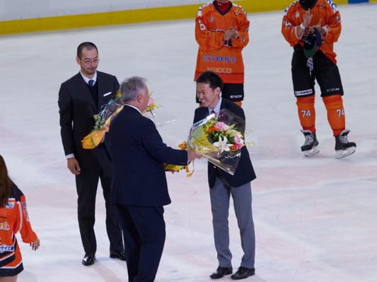 アイスバックス vs チャイナドラゴン: 春名, 飯村両氏の引退セレモニー