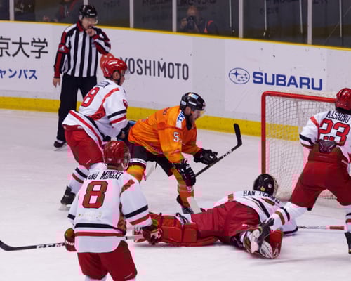 アイスバックス vs チャイナドラゴン: ボンク選手のゴール