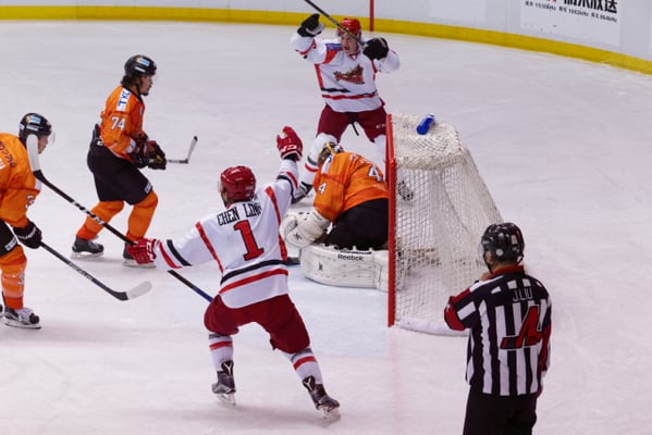 アイスバックス vs チャイナドラゴン: 鈴木選手のゴール