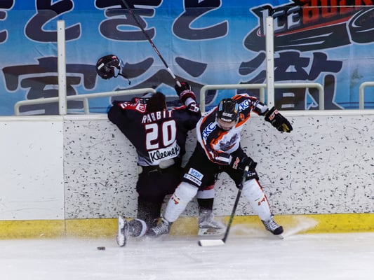 アイスバックス#74河合選手のハードヒットでヘルメットが吹っ飛ぶ