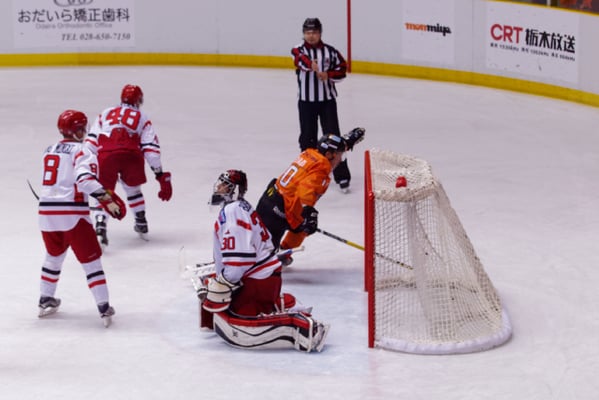 アイスバックス vs チャイナドラゴン: ディレイゴ選手のゴール