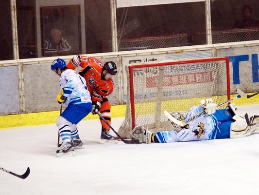 アイスバックス コゼック選手が2点目のゴールで4-1と差を広げます