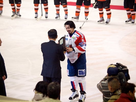 王子イーグルスはキャプテン斉藤哲也選手を中心に優勝を喜ぶ