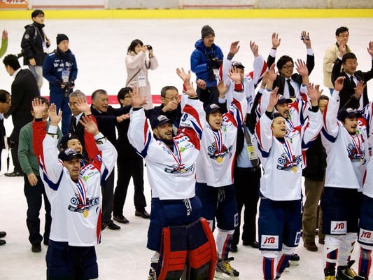 王子イーグルスはキャプテン斉藤哲也選手を中心に優勝を喜ぶ