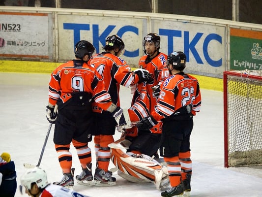 アイスバックス小野選手は立ち上がれず...