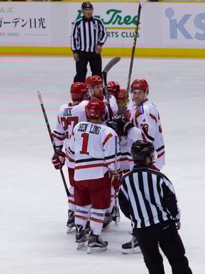 アイスバックス vs チャイナドラゴン: 鈴木選手のゴール