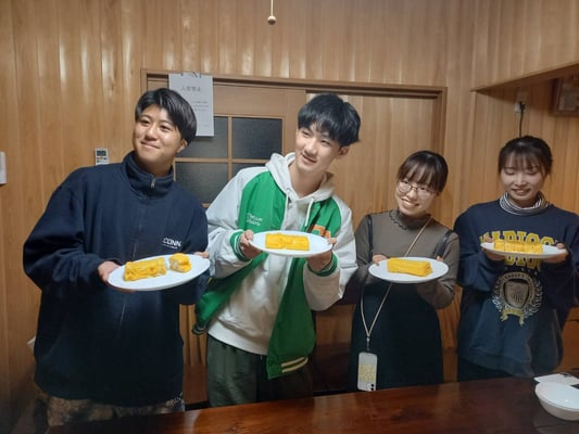 各チームの卵焼きの出来上がり審査中