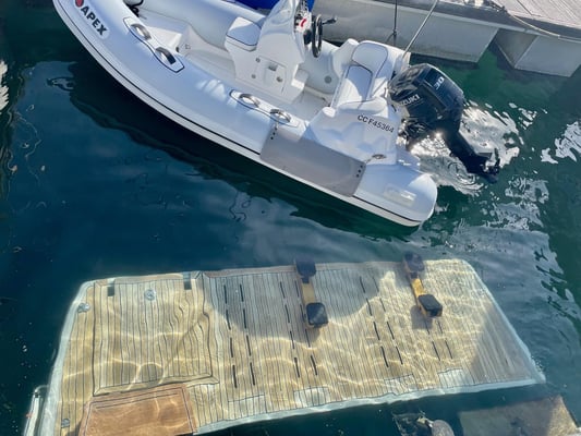 Tender chocks for hydraulic bathing platform