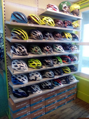 Velo- und E-Bike Helme kaufen im Veloatelier Wimmis bei Spiez