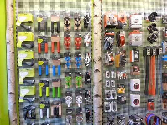 Im Veloatelier Wimmis bei Spiez finden Sie Lenkergriffe, Flaschenhalter, Velolichter, Veloschlösser, Velocomputer etc.