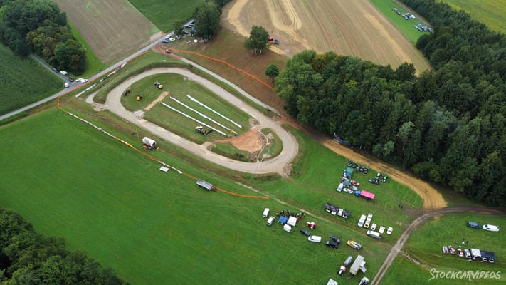 Drohnenaufnahme der Stock-Car Rennstrecke in Schwand