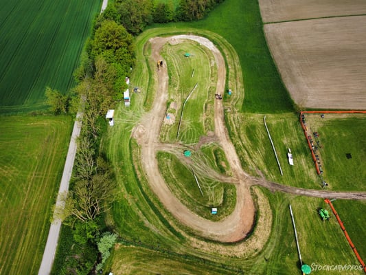 Drohnenaufnahme der Stock-Car Rennstrecke in Rossbach