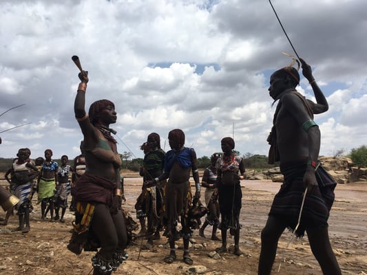 на церемонии Bull Jumping женщин бьют путями по спине