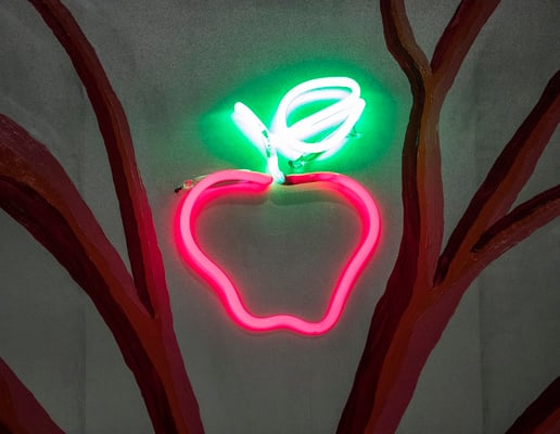 "Irresistible" (detalle) - Serie El Bien y el Mal - 232 x 112 cm - Plancha de aluminio, óleos, neón - 2017